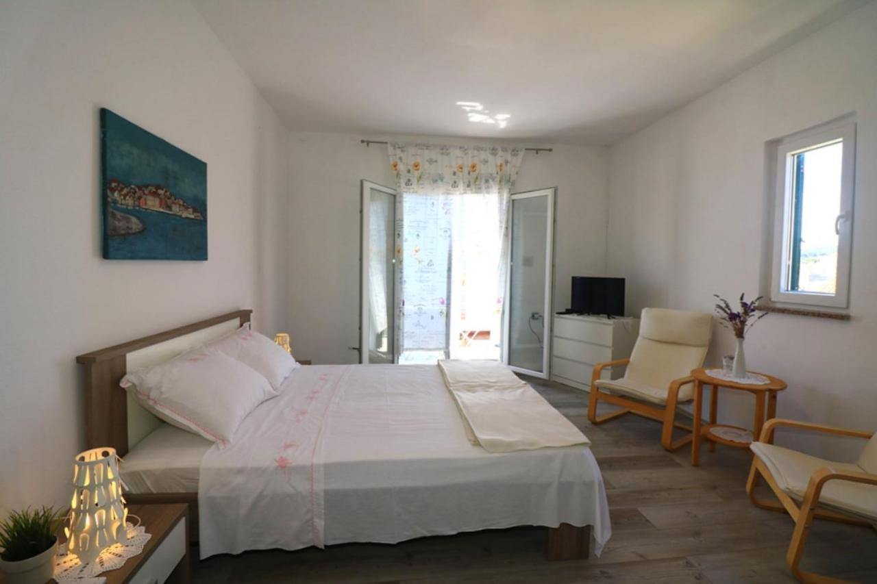 Apartmani Mikin Betina  Exterior photo