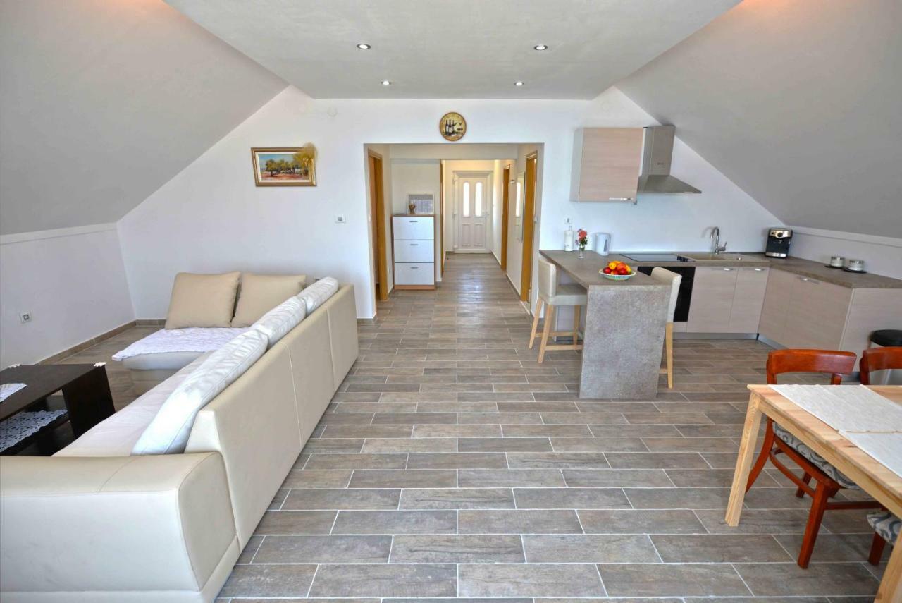 Apartmani Mikin Betina  Exterior photo